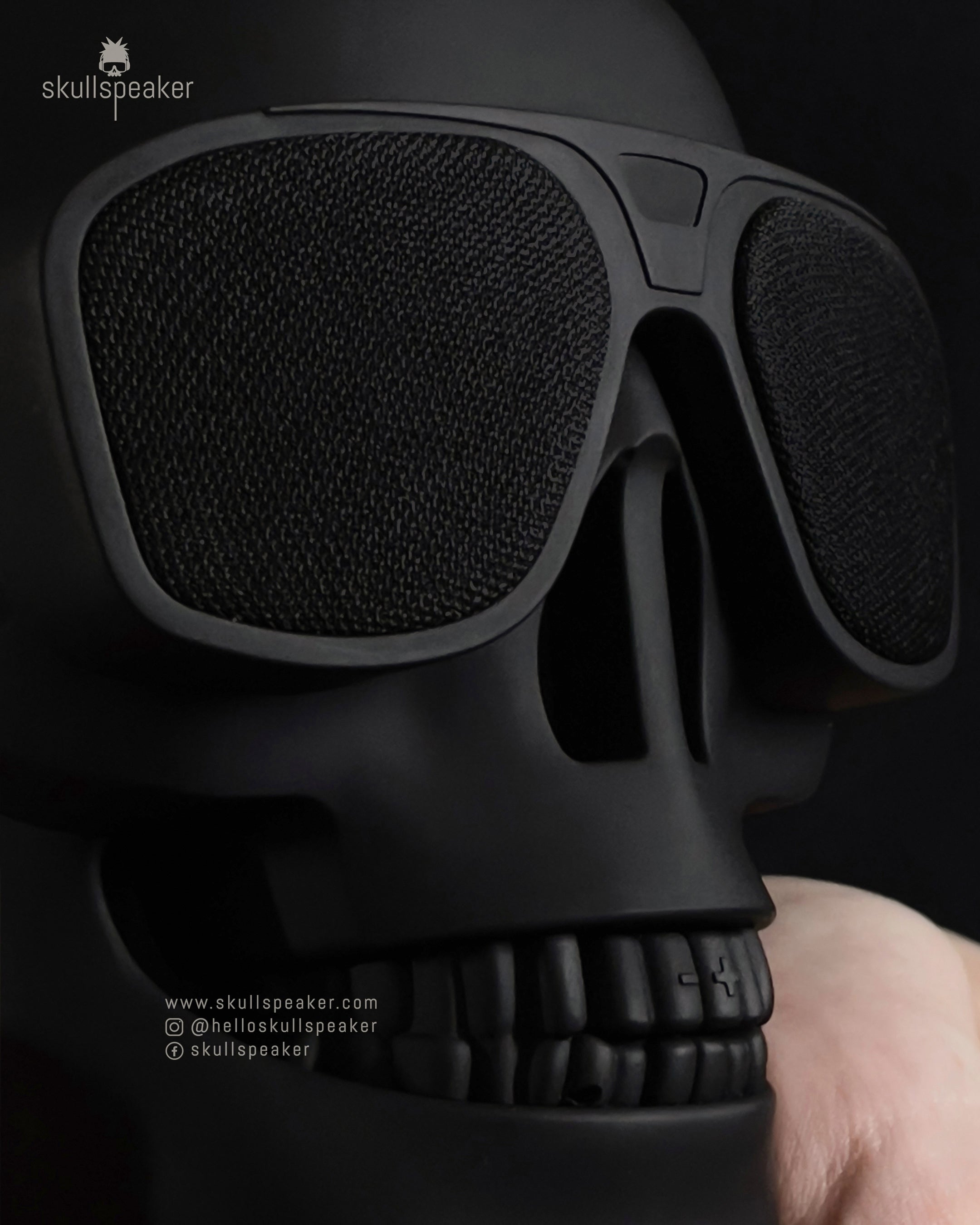 skull speaker close up controll